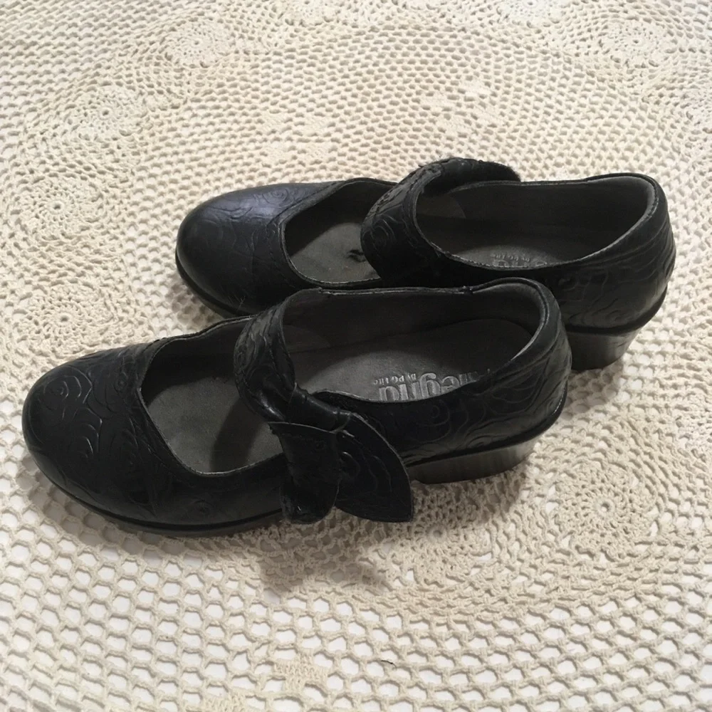 Algeria by PG Lite Black Flower Pattern Clog Shoes - Picture 4 of 8